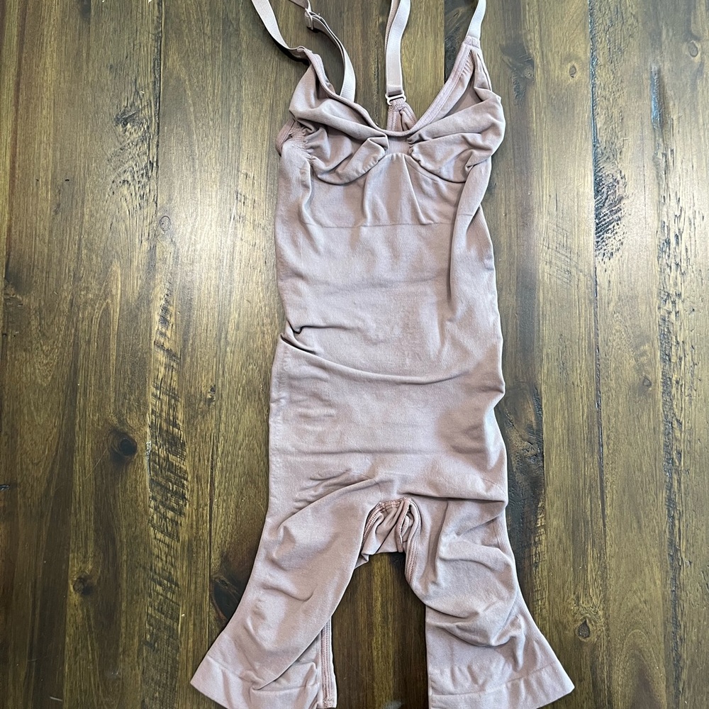 Skims by Kim Kardashian Sculpting Bodysuit Knee Length Shapewear Size S/M